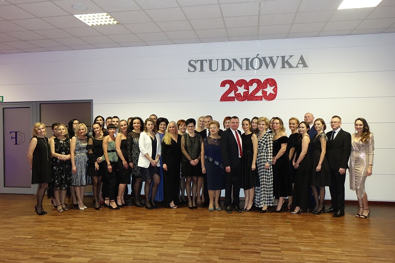 Niedługo wkroczą w dorosłe życie. Studniówka Zespołu Szkół im. Mikołaja Kopernika w Koninie