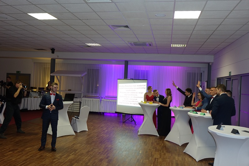 Niedługo wkroczą w dorosłe życie. Studniówka Zespołu Szkół im. Mikołaja Kopernika w Koninie