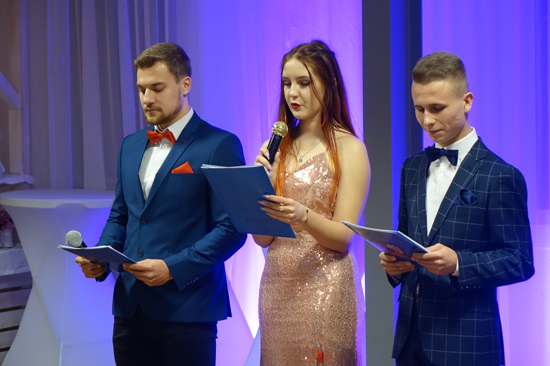 Niedługo wkroczą w dorosłe życie. Studniówka Zespołu Szkół im. Mikołaja Kopernika w Koninie