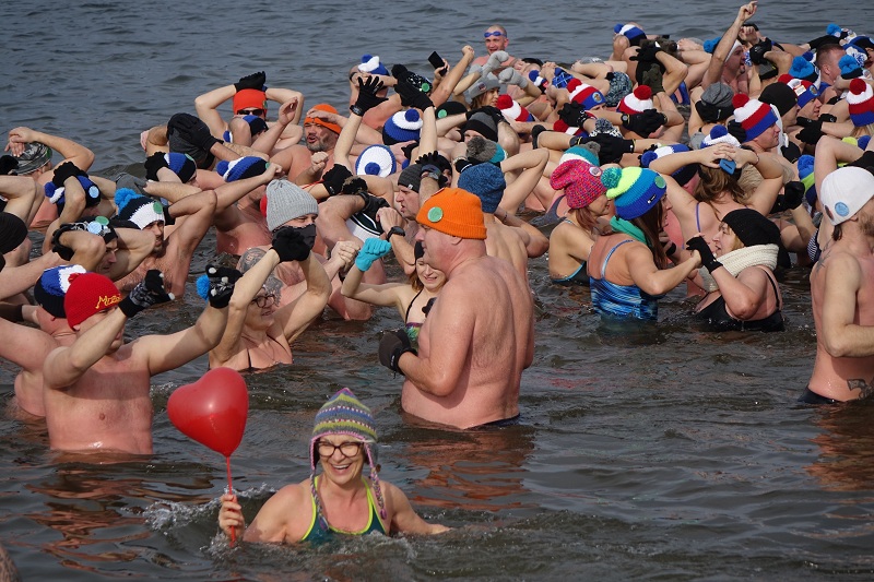 „Od serca dla serca” na ślesińskiej plaży. Morsowali w szczytnym celu