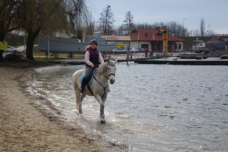 „Od serca dla serca” na ślesińskiej plaży. Morsowali w szczytnym celu