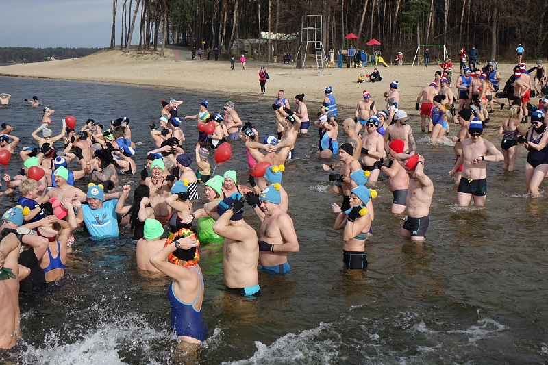 „Od serca dla serca” na ślesińskiej plaży. Morsowali w szczytnym celu