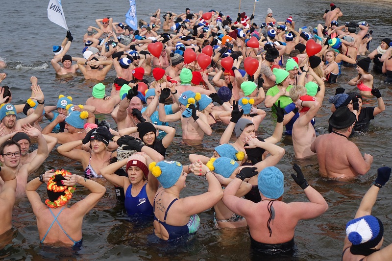 „Od serca dla serca” na ślesińskiej plaży. Morsowali w szczytnym celu