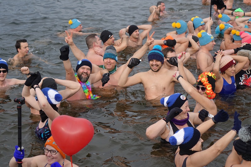 „Od serca dla serca” na ślesińskiej plaży. Morsowali w szczytnym celu