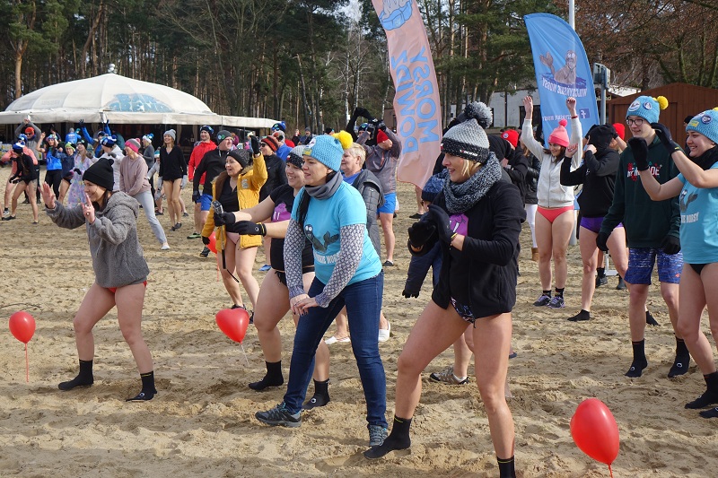 „Od serca dla serca” na ślesińskiej plaży. Morsowali w szczytnym celu