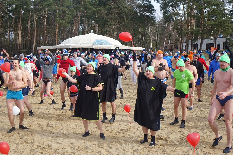 „Od serca dla serca” na ślesińskiej plaży. Morsowali w szczytnym celu