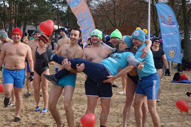 „Od serca dla serca” na ślesińskiej plaży. Morsowali w szczytnym celu