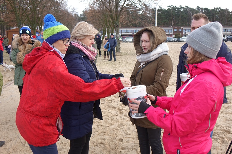„Od serca dla serca” na ślesińskiej plaży. Morsowali w szczytnym celu