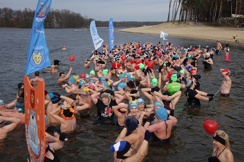 „Od serca dla serca” na ślesińskiej plaży. Morsowali w szczytnym celu