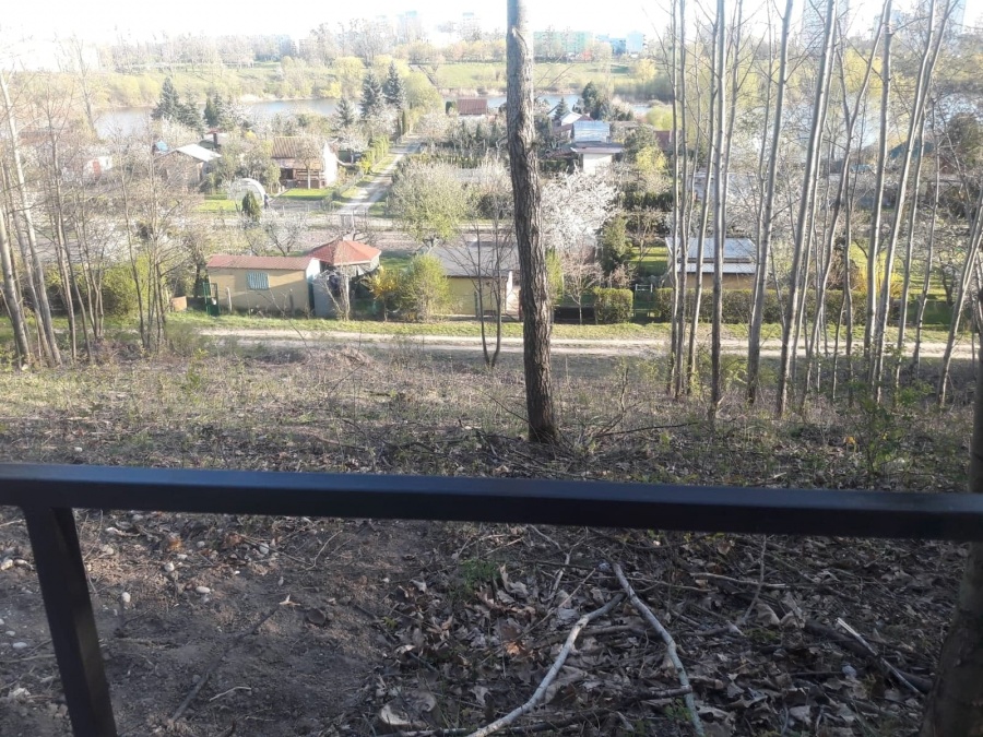 Z tarasu można już obserwować Zatorze. Wolno spacerować, więc nie brakuje tam mieszkańców