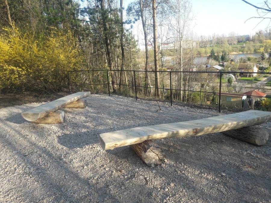 Z tarasu można już obserwować Zatorze. Wolno spacerować, więc nie brakuje tam mieszkańców