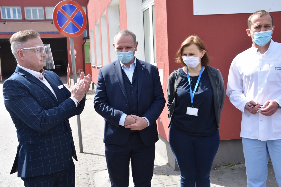 Brawa dla lekarzy i dla darczyńców. Na oddział płucny trafił mercedes wśród respiratorów