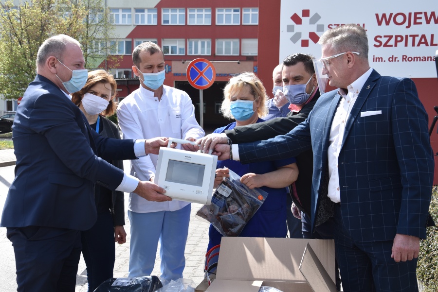 Brawa dla lekarzy i dla darczyńców. Na oddział płucny trafił mercedes wśród respiratorów
