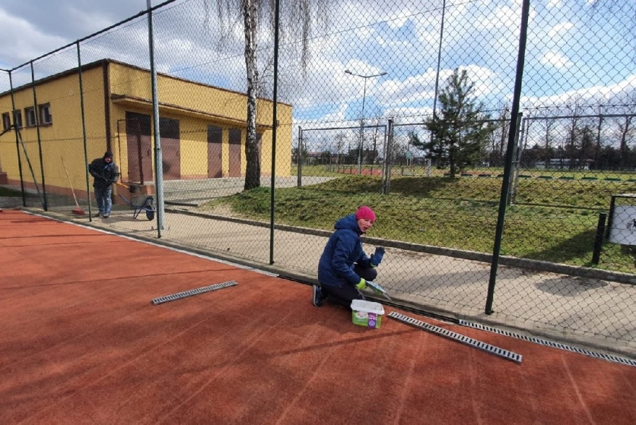 Jedna z najbardziej dopieszczonych tenisowych miejscówek. Akademia Tenisowa w Koninie odnowiła korty przy PWSZ