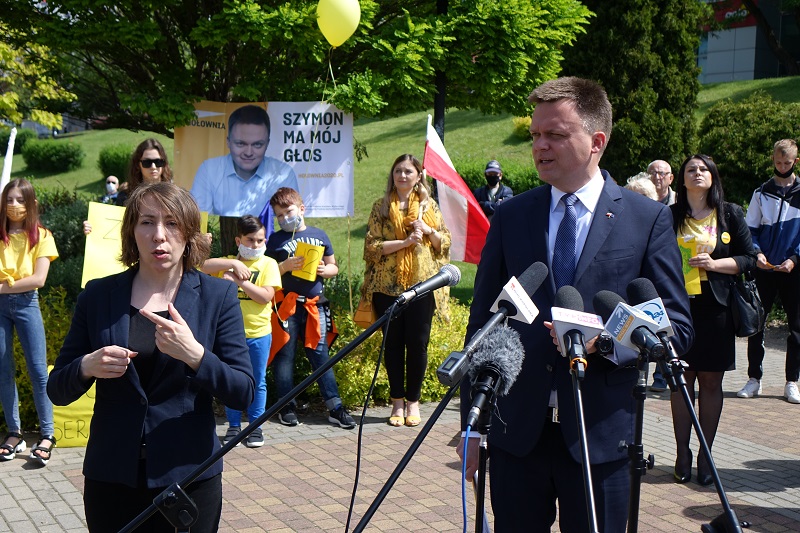 „Belweder na kółkach" Szymona Hołowni w Koninie. „PiS robi zło, ale Platforma nie robi dobra”