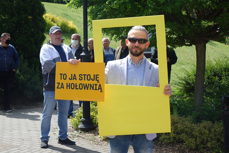 „Belweder na kółkach" Szymona Hołowni w Koninie. „PiS robi zło, ale Platforma nie robi dobra”