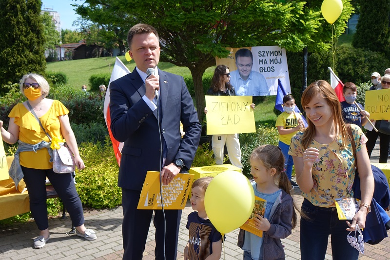 „Belweder na kółkach" Szymona Hołowni w Koninie. „PiS robi zło, ale Platforma nie robi dobra”