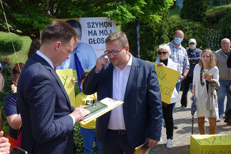 „Belweder na kółkach" Szymona Hołowni w Koninie. „PiS robi zło, ale Platforma nie robi dobra”