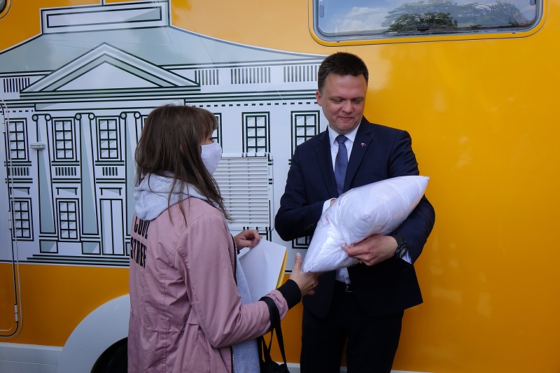 „Belweder na kółkach" Szymona Hołowni w Koninie. „PiS robi zło, ale Platforma nie robi dobra”