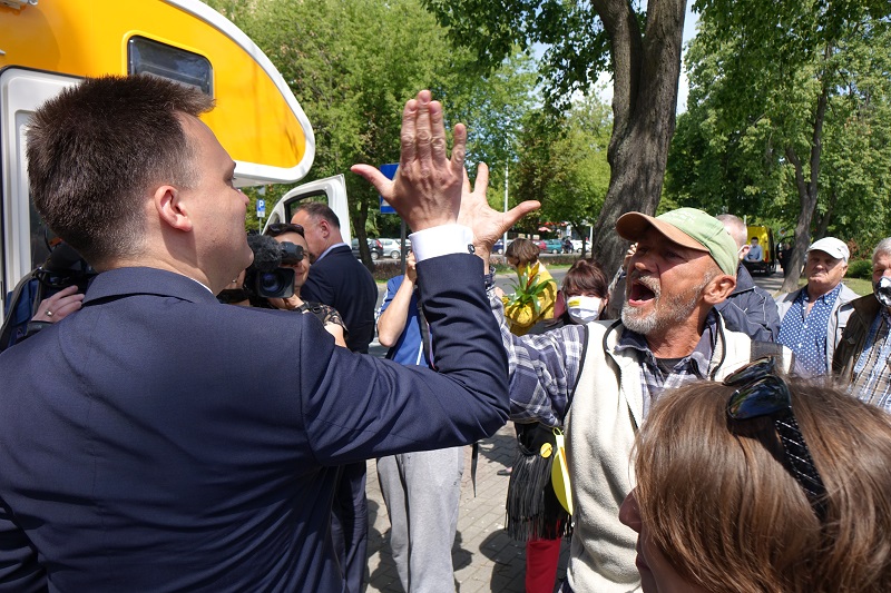 „Belweder na kółkach" Szymona Hołowni w Koninie. „PiS robi zło, ale Platforma nie robi dobra”