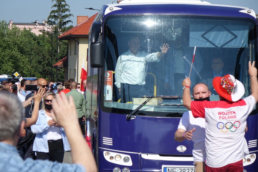 Andrzej Duda na targowisku w Koninie. Kupił truskawki i pomidory