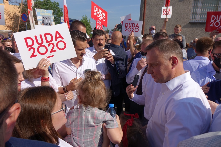 Andrzej Duda na targowisku w Koninie. Kupił truskawki i pomidory