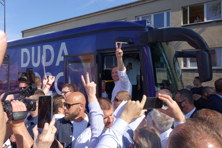 Andrzej Duda na targowisku w Koninie. Kupił truskawki i pomidory