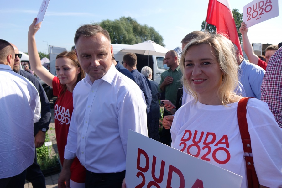 Andrzej Duda na targowisku w Koninie. Kupił truskawki i pomidory