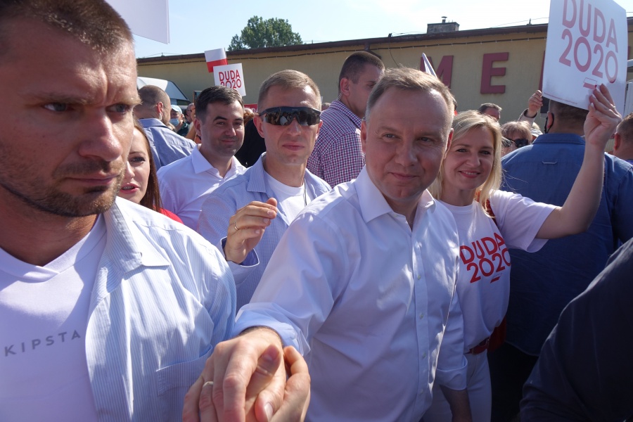Andrzej Duda na targowisku w Koninie. Kupił truskawki i pomidory