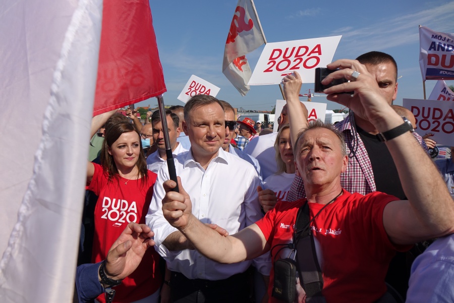 Andrzej Duda na targowisku w Koninie. Kupił truskawki i pomidory