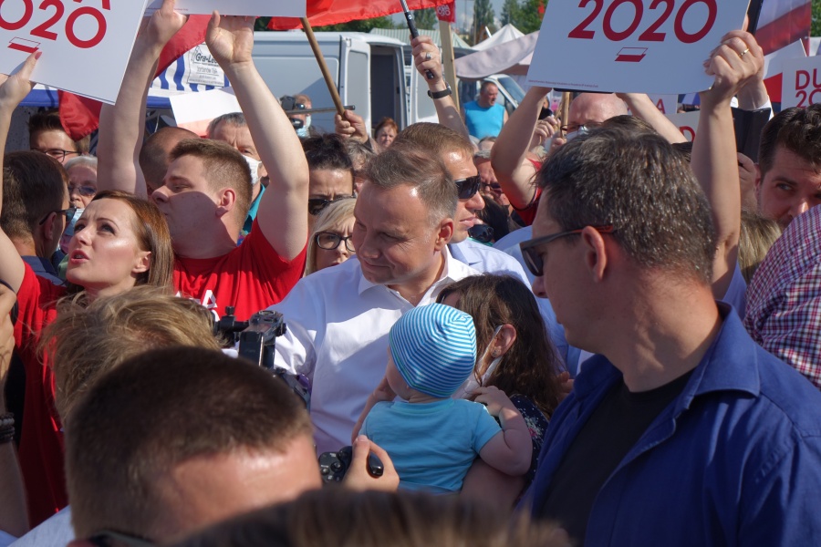 Andrzej Duda na targowisku w Koninie. Kupił truskawki i pomidory