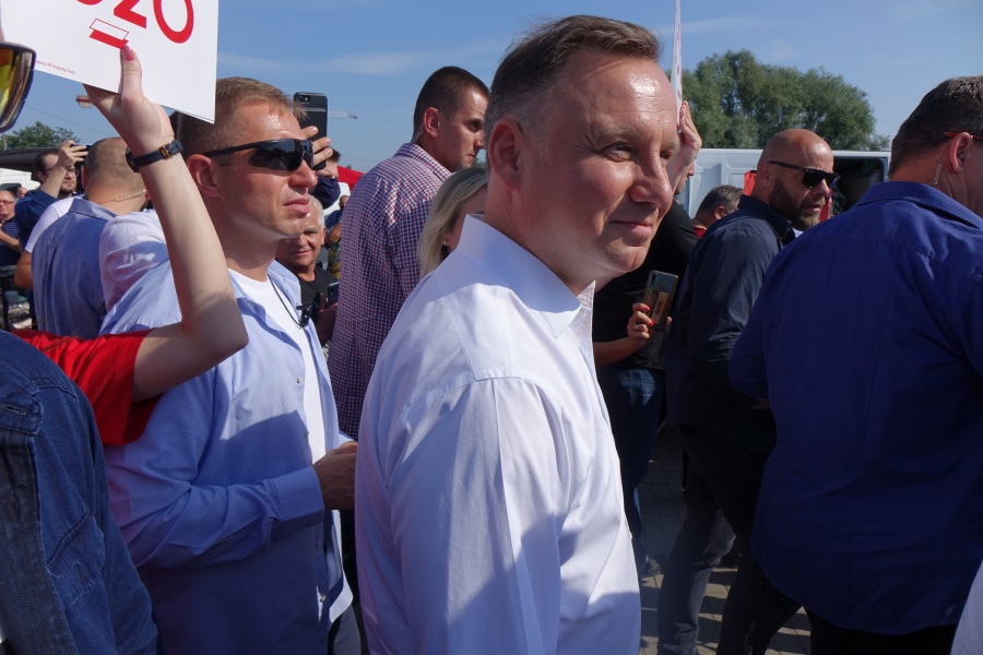 Andrzej Duda na targowisku w Koninie. Kupił truskawki i pomidory