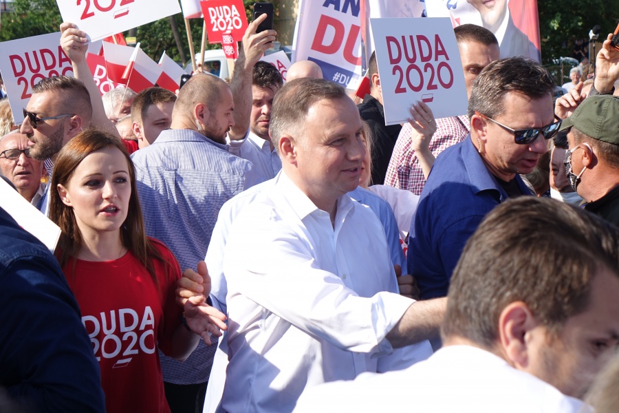 Andrzej Duda na targowisku w Koninie. Kupił truskawki i pomidory