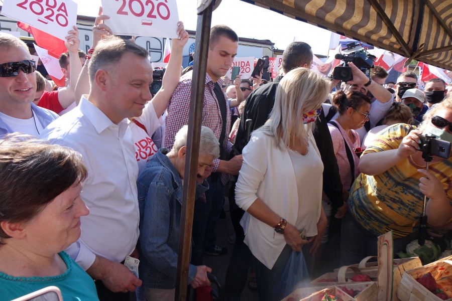 Andrzej Duda na targowisku w Koninie. Kupił truskawki i pomidory