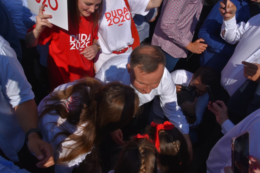 Andrzej Duda na targowisku w Koninie. Kupił truskawki i pomidory