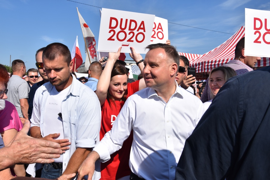 Andrzej Duda na targowisku w Koninie. Kupił truskawki i pomidory
