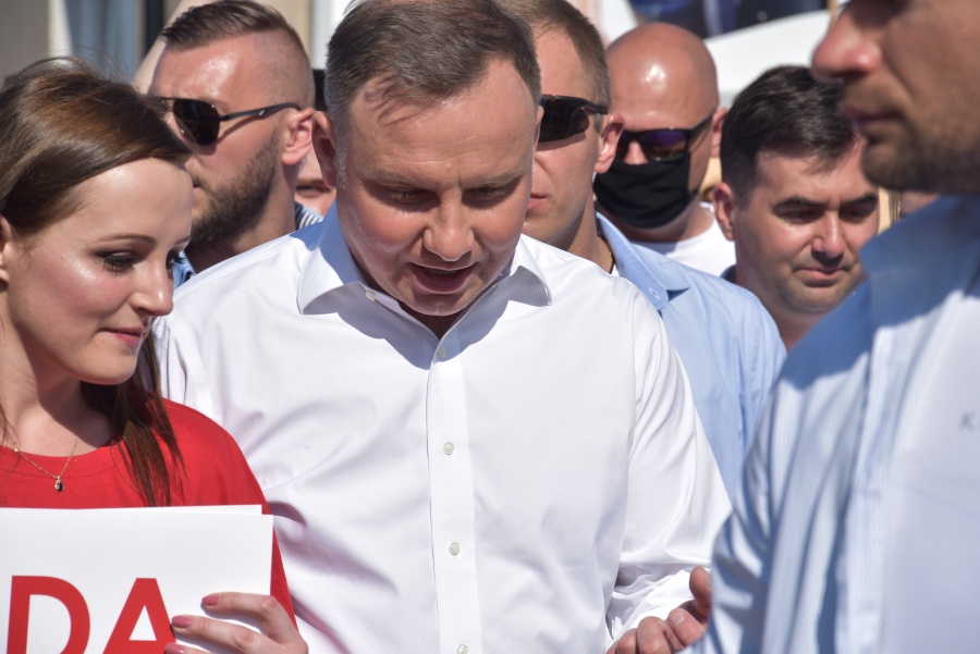 Andrzej Duda na targowisku w Koninie. Kupił truskawki i pomidory