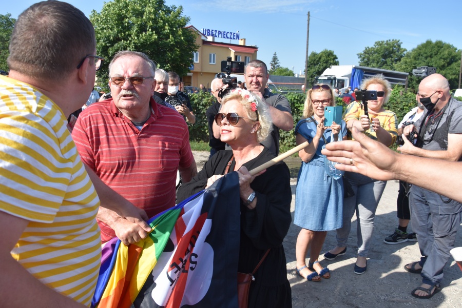 Andrzej Duda na targowisku w Koninie. Kupił truskawki i pomidory