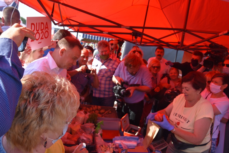 Andrzej Duda na targowisku w Koninie. Kupił truskawki i pomidory