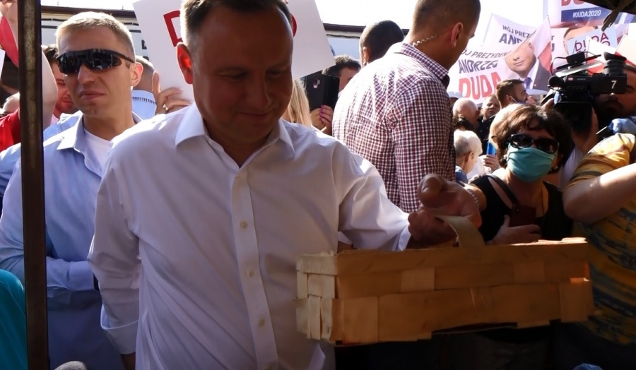 Andrzej Duda na targowisku w Koninie. Kupił truskawki i pomidory