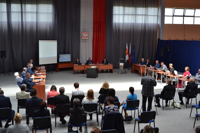 „Dwie siódemki w dacie okazały się szczęśliwe”. Burmistrz z jednogłośnym absolutorium
