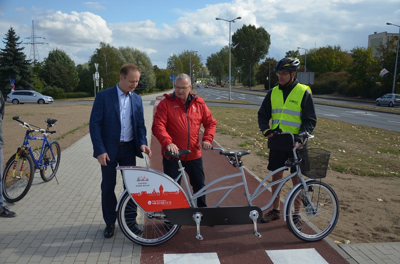 Można będzie wypożyczyć dwa tandemy. Nowe drogi rowerowe oficjalnie otwarte