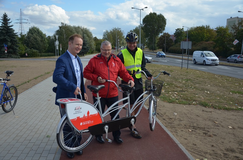 Można będzie wypożyczyć dwa tandemy. Nowe drogi rowerowe oficjalnie otwarte