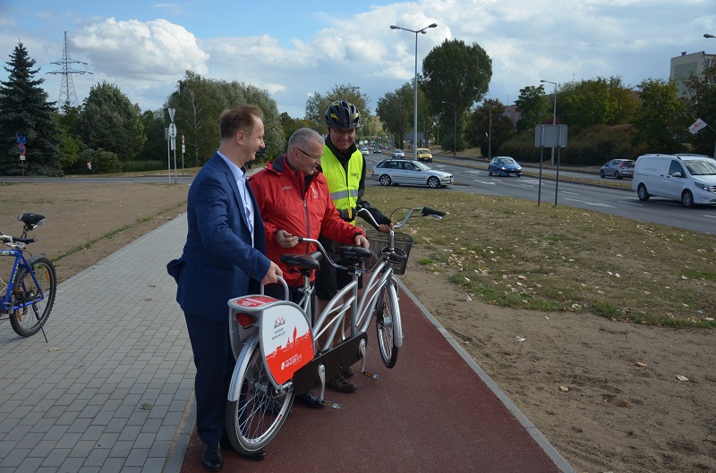 Można będzie wypożyczyć dwa tandemy. Nowe drogi rowerowe oficjalnie otwarte