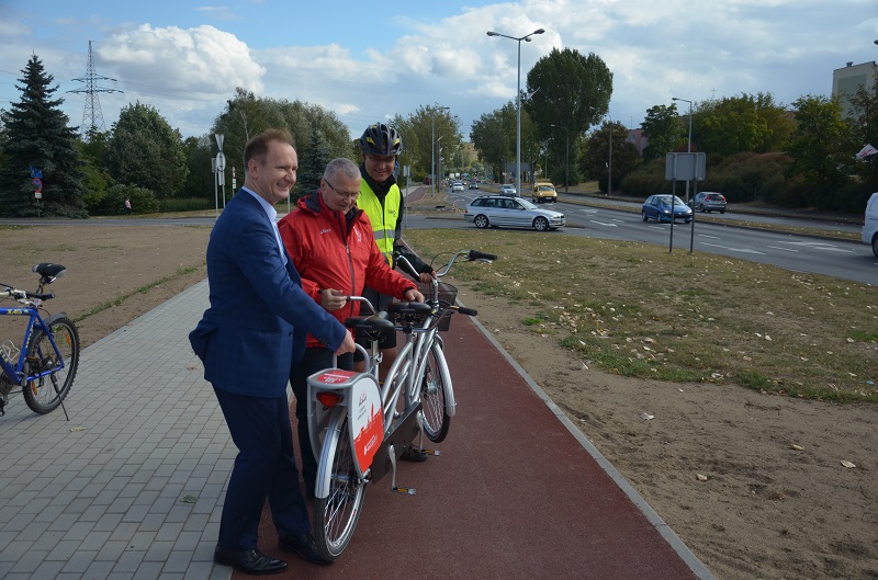 Można będzie wypożyczyć dwa tandemy. Nowe drogi rowerowe oficjalnie otwarte