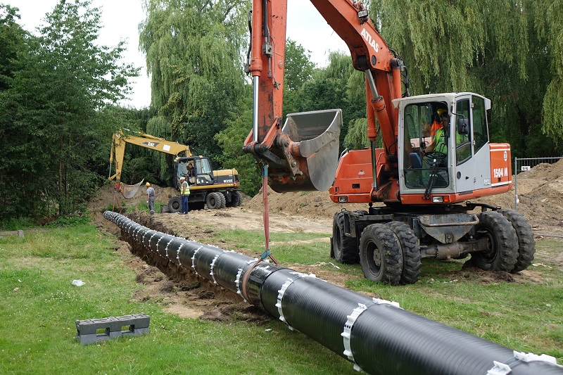 Wiercili pod Trasą Warszawską. Potem zostały zamontowane dwie 60-metrowe rury ciepłownicze