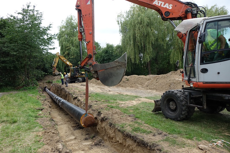 Wiercili pod Trasą Warszawską. Potem zostały zamontowane dwie 60-metrowe rury ciepłownicze