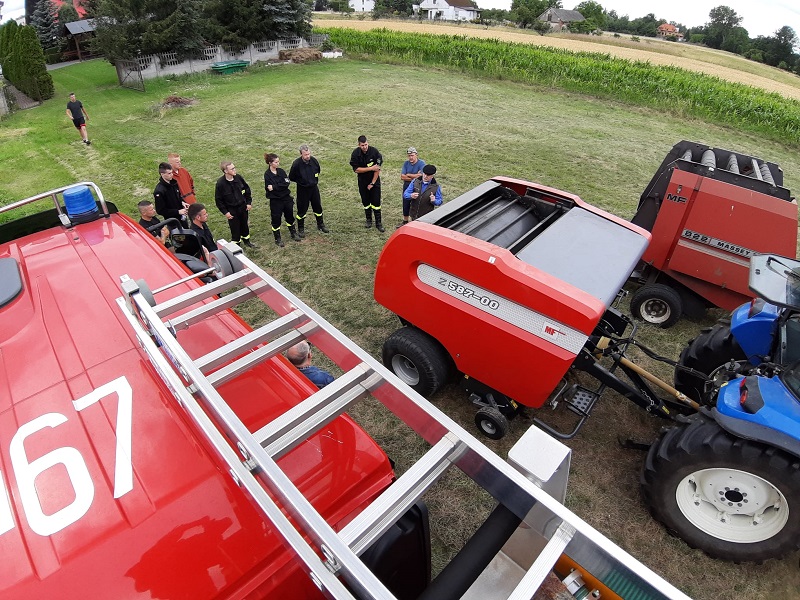 Strażacy uczyli się, jak zatrzymać rolniczą prasę. Jakie działania podjąć w razie wypadku?