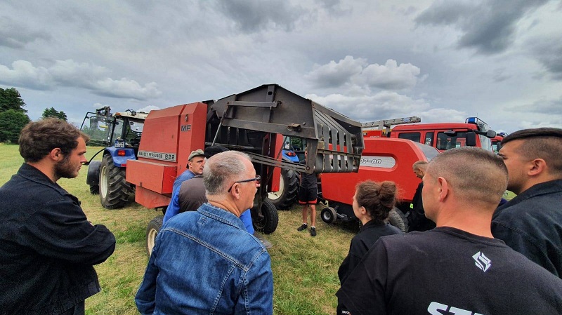 Strażacy uczyli się, jak zatrzymać rolniczą prasę. Jakie działania podjąć w razie wypadku?
