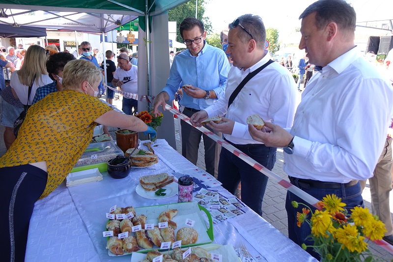 To pierwszy Jarmark Smaków na bazarze. „By promować polską żywność, wspierać polskich producentów i przedsiębiorców”